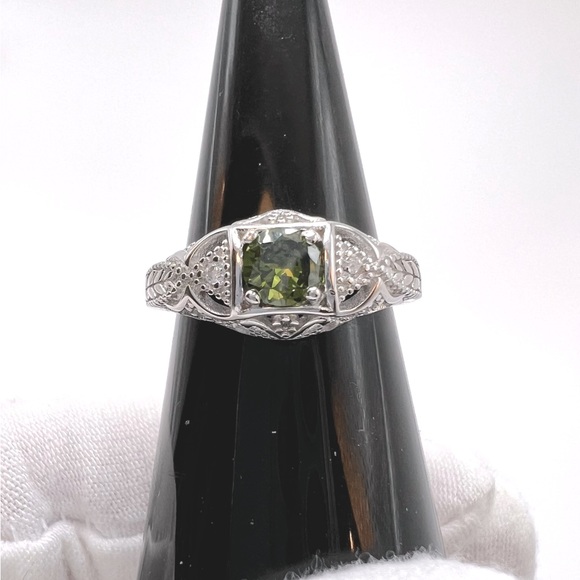 .925 Sterling Silver Vintage Inspired Simulated Peridot Cz Ring - Picture 12 of 17